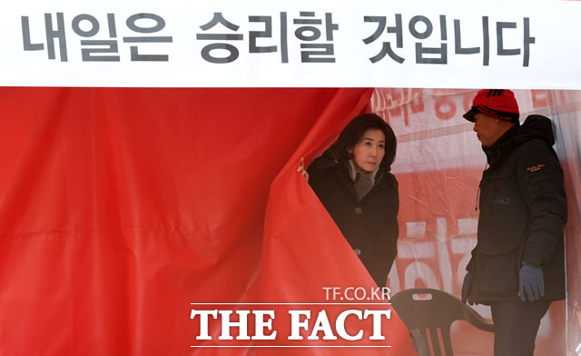 나경원 자유한국당 원내대표가 2일 오전 서울 종로구 청와대 사랑채 단식 투쟁 천막에서 단식중인 정미경, 신보라 최고위원을 만난 후 천막을 나오고 있다./남윤호 기자