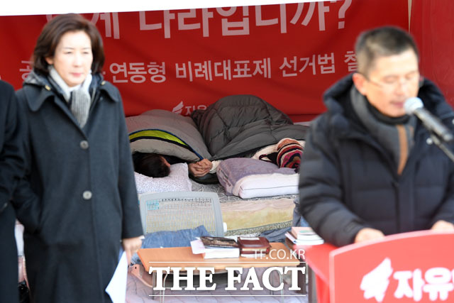 황교안 자유한국당 대표의 뜻을 이어 단식중인 신보라 최고위원과 정미경 최고위원이 2일 오전 서울 종로구 청와대 사랑채에 마련된 단식 투쟁 천막에서 손을 맞잡고 있다./남윤호 기자