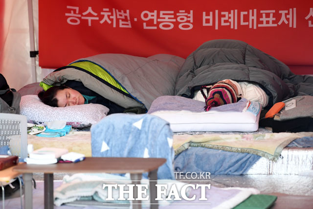 황교안 자유한국당 대표의 뜻을 이어 단식중인 신보라 최고위원(왼쪽)과 정미경 최고위원이 2일 오전 서울 종로구 청와대 사랑채에 마련된 단식 투쟁 천막에서 눈을 감고 생각에 잠겨있다./남윤호 기자