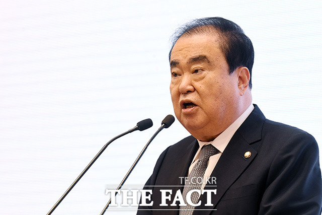 문희상 국회의장이 2일 예산안 법정시한을 5년 연속 넘기게 된 것과 관련해 부끄러운 국회라며 고개를 숙였다. /더팩트 DB