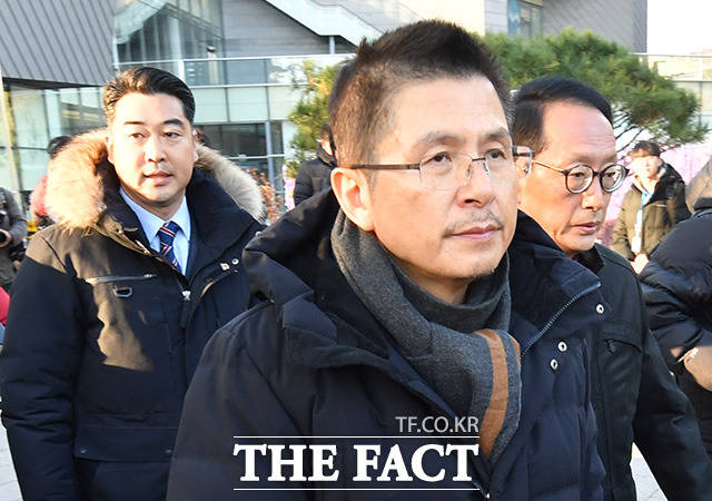 청와대 앞 단식 종료후 나흘만에 당무에 복귀한 황교안 자유한국당 대표(가운데)가 2일 오전 청와대 앞에서 열린 최고위원회의에 참석하고 있다./남윤호 기자