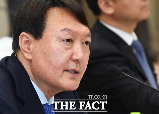 경찰이 2일 서울동부지검 소속 검찰 수사관 A 씨에 대한 부검을 진행 중이다. 사진은 윤석열 검찰총장. / 더팩트 DB