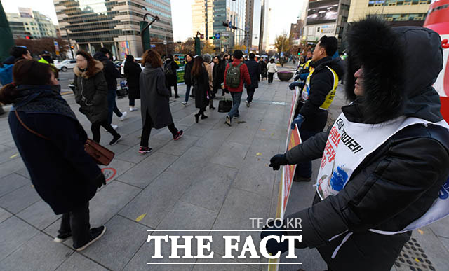 서울의 아침 최저기온이 영하 2도까지 떨어진 2일 오전 서울 종로구 광화문에서 출근길의 시민들이 두꺼운 외투를 입은 채 발걸음을 재촉하고 있다. /김세정 기자