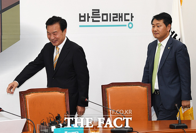 2일 손학규 당 대표는 윤리위의 중징계 결정에 대해 당 지도부는 존중할 뿐이라고 말했다. 지난 4월 공동기자회견에 나선 손 대표와 김관영 당시 원내대표. /국회=배정한 기자