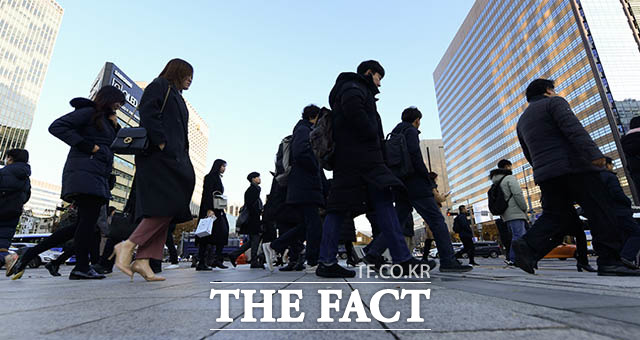 서울의 아침 최저기온이 영하 2도까지 떨어진 2일 오전 서울 종로구 광화문 네거리에서 출근길의 시민들이 두꺼운 외투를 입은 채 발걸음을 재촉하고 있다. /김세정 기자