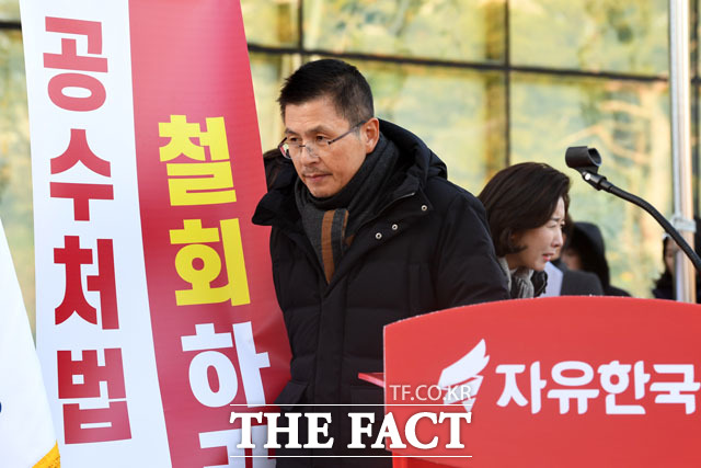 황교안 자유한국당 대표가 단식 중단 나흘만에 당무에 복귀한 가운데 2일 오전 서울 종로구 청와대 사랑채 앞에서 열린 최고위원회의에 참석하고 있다. 오른쪽은 나경원 원내대표./남윤호 기자