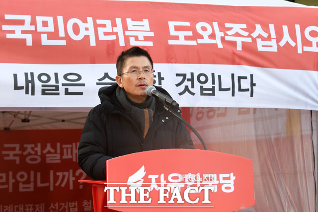 황교안 자유한국당 대표가 단식 중단 나흘만에 당무에 복귀한 가운데 2일 오전 서울 종로구 청와대 사랑채 앞에서 열린 최고위원회의에 참석해 모두발언을 하고 있다./남윤호 기자