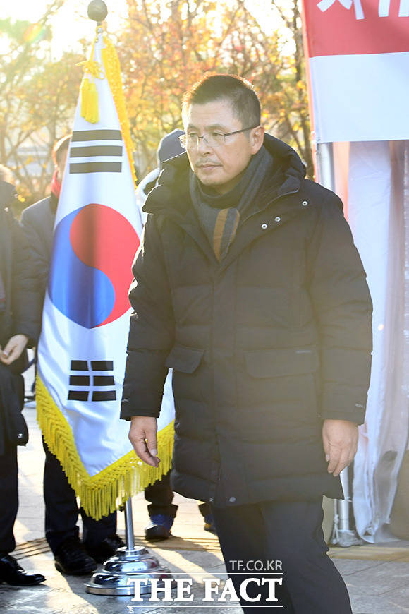 청와대 앞 단식 종료후 나흘만에 당무에 복귀한 황교안 자유한국당 대표가 2일 오전 청와대 앞에서 열린 최고위원회의에 참석하고 있다./남윤호 기자