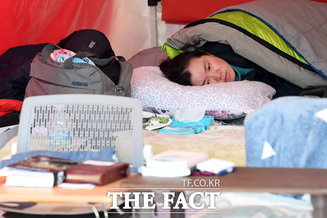 황교안 자유한국당 대표의 뜻을 이어 단식중인 신보라 최고위원이 2일 오전 서울 종로구 청와대 사랑채에 마련된 단식 투쟁 천막에 누워 생각에 잠겨 있다./남윤호 기자