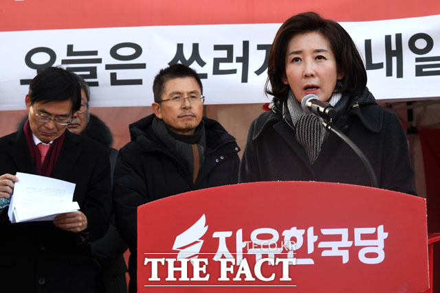 나경원 자유한국당 원내대표(오른쪽)가 2일 오전 서울 종로구 청와대 사랑채 앞에서 열린 최고위원회의에 참석해 모두발언을 하고 있다. 왼쪽부터 조경태 최고위원, 황교안 대표, 나 원내대표./남윤호 기자