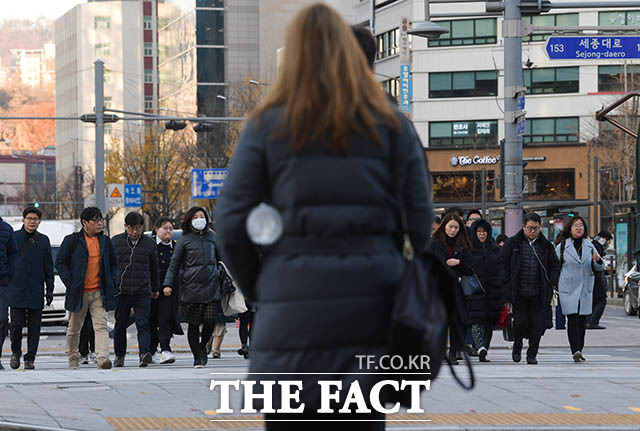 서울의 아침 최저기온이 영하 2도까지 떨어진 2일 오전 서울 종로구 광화문 네거리에서 출근길의 시민들이 두꺼운 외투를 입은 채 발걸음을 재촉하고 있다. /김세정 기자