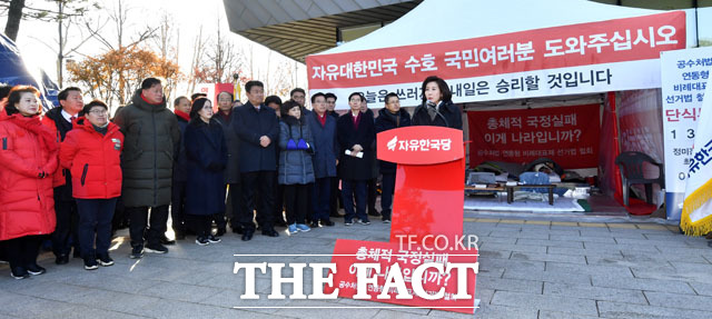 나경원 자유한국당 원내대표가 2일 오전 서울 종로구 청와대 사랑채 단식 투쟁 천막 앞에서 열린 최고위원회의에 참석해 모두발언을 하고 있다./남윤호 기자