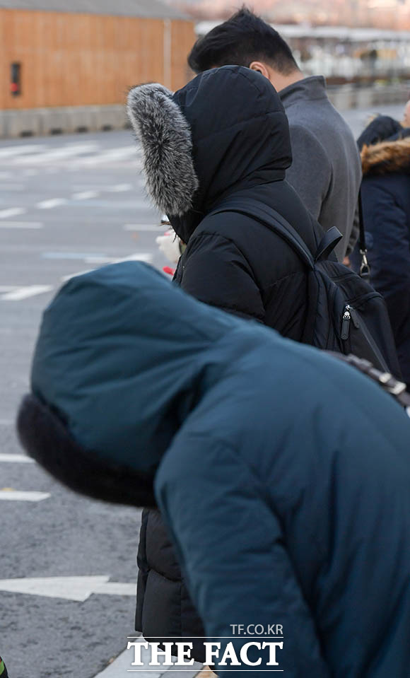 서울의 아침 최저기온이 영하 2도까지 떨어진 2일 오전 서울 종로구 광화문 네거리에서 출근길의 시민들이 두꺼운 외투를 입은 채 발걸음을 재촉하고 있다. /김세정 기자