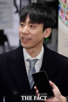 [TF포토] 여유로운 표정으로 법원 출석하는 '타다' 박재욱 대표