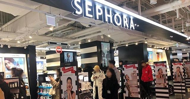 세포라 코리아가 명동에 2호점을 오픈했다. 1호점 오픈때 500m 이상 약 600여 명이 줄을 서 있었던 것과 달리 2호점 오픈 당시 대기 고객은 100여 명으로 파악됐다. /중구=이진하 기자