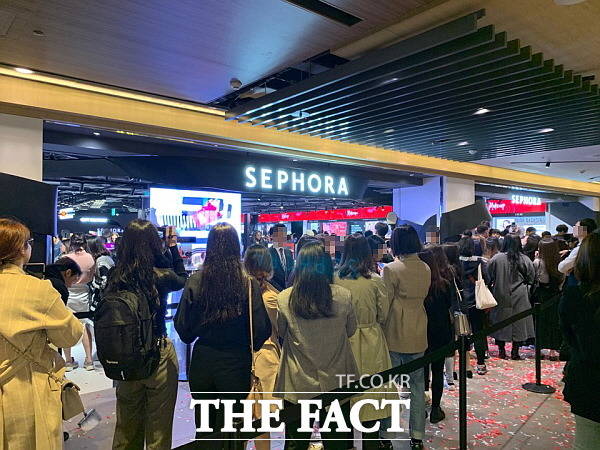 지난 10월 24일 세포라가 한국에 첫 선을 보였다. 당시 세포라 1호점에는 600여 명이 넘는 인원이 대기하며 인산인해를 이뤘다. 그런 41일 만에 오픈한 2호점은 생각보다 썰렁한 분위기를 자아냈다. /한예주 기자