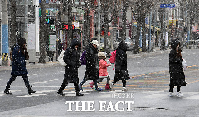 지난 11월 30일 오후 서울을 비롯한 대부분 지역의 한파특보가 해제된 가운데, 서울 강북구 일대에서 시민들이 눈을 맞으며 발걸음을 재촉하고 있다. saeromli@tf.co.kr 사진기획부 photo@tf.co.kr