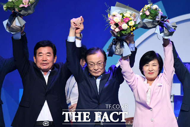 차기 국무총리와 법무장관에 4선의 김진표 의원과 5선의 추미애 전 당대표가 사실상 확정된 것으로 전해진다. 지난 2018년 8월 25일 민주당 제3차 정기전국대의원대회에서 당시 이해찬 신임 대표와, 김진표 의원, 추미애 대표/ 남윤호 기자