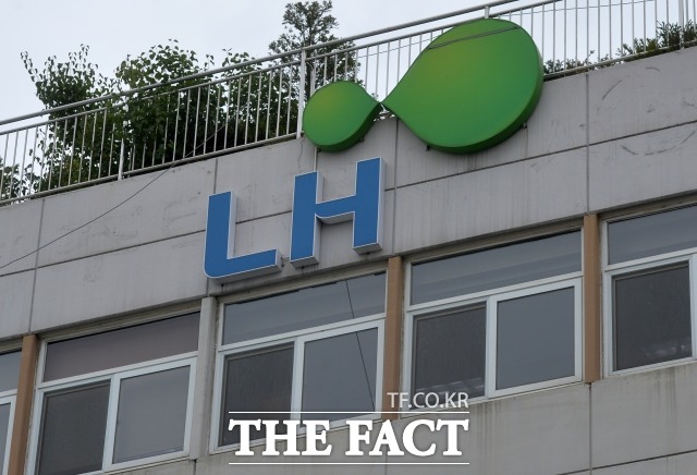 최근 논란이 된 행복주택 광고와 관련해 한국토지주택공사(LH)가 광고를 즉시 교체하겠다고 3일 밝혔다. /더팩트DB