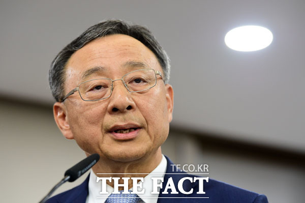 경찰이 3일 황창규 회장에 대한 수사를 마치고 사건을 검찰에 넘기겠다고 밝혔다. 사진은 황창규 회장 / 더팩트 DB