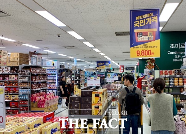 이마트가 지난 8월부터 본격적으로 전개하고 있는 초저가 전략은 구매 고객의 1회 평균 구매 금액을 높이는 등 성과를 나타내고 있다. 사진은 서울 시내 이마트 내부 모습. /이민주 기자