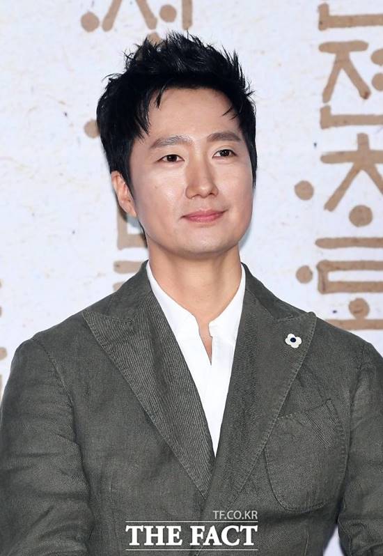 배우 박해일이 에스더블유엠피에 둥지를 틀었다. /이동률 기자