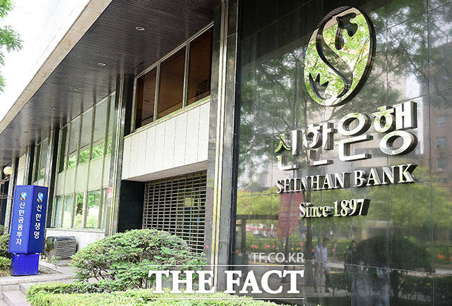 신한은행 모바일앱 쏠(SOL)은 지난 8월 26일 가입자 수 1000만 명을 달성했다. /더팩트DB