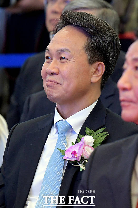 오픈뱅킹 시범 서비스를 시작한 은행들은 고객 쟁탈전에 열을 올리고 있는 가운데 신한은행이 성공적인 시장 안착이라는 평가를 받는다. 이는 진옥동(사진) 신한은행장의 모바일 플랫폼 강화 등 디지털 전환을 추구하는 경영 방침이 주효한 것으로 분석된다. /더팩트 DB
