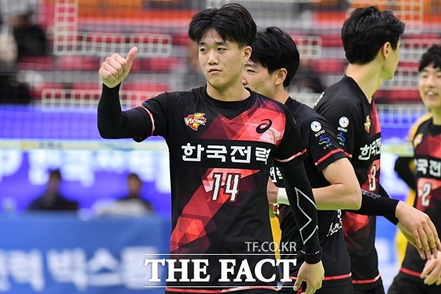 오는 5일(목) 열리는 도드람 2019-20 V리그 남녀부 경기를 대상으로 한 배구토토 스페셜 68회차 투표율을 중간집계한 결과, 남자부 한국전력-현대캐피탈(1경기)전에서 국내 배구팬의 57.65%가 홈팀 한국전력의 우세를 전망했다./KOVO제공