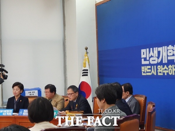 더불어민주당은 4일 최고위원회의에서 최근 검찰의 청와대 특별감찰반 의혹 수사와 관련해 선택적 수사라고 규정하고, 한국당 의원 대상 수사 부실을 주장하며 직무유기를 가만 두지 않겠다고 밝혔다. /국회=박숙현 기자