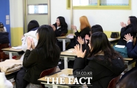 [TF포토] 수능 성적표 배부...'격려의 박수 보내는 학생들'