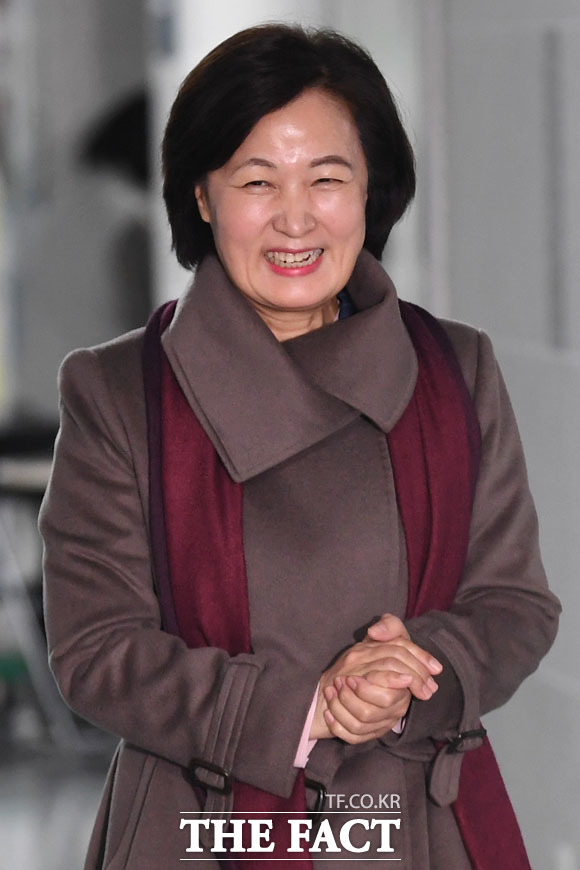 법무부 장관으로 내정된 추미애 더불어민주당 의원이 5일 오후 서울 여의도 국회 의원회관에서 장관 지명과 관련해 기자회견을 앞두고 미소짓고 있다./국회=남윤호 기자