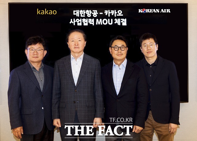 대한항공과 카카오는 플랫폼과 멤버십, 핀테크, 커머스, 콘텐츠, 디지털 전환 등 다양한 분야에서 고객들에게 새로운 가치를 제공할 수 있는 서비스를 개발·제공하는 데 협력한다는 계획이다. 하은용 대한항공 부사장, 우기홍 대한항공 대표이사 사장, 여민수 카카오 공동대표, 배재현 카카오 부사장(왼쪽부터) /대한항공 제공