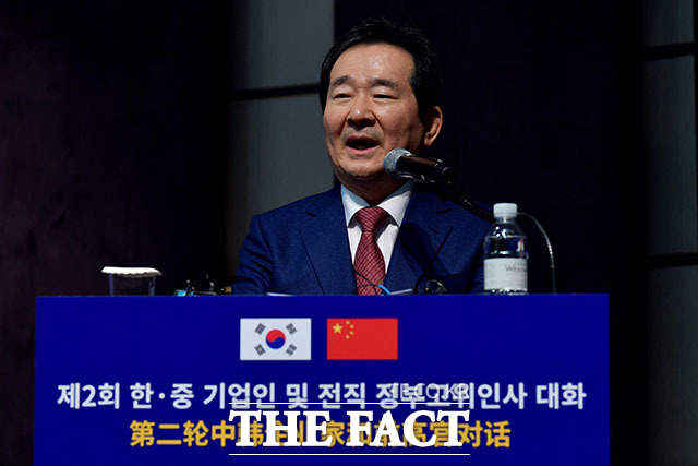 대한상공회의소가 5일 오전 서울 중구 웨스틴조선호텔에서 제2회 한·중 기업인 및 전직 정부 고위인사 대화 행사를 연 가운데 한국측 위원장인 정세균 전 국회의장이 개회사를 하고 있다. /이덕인 기자