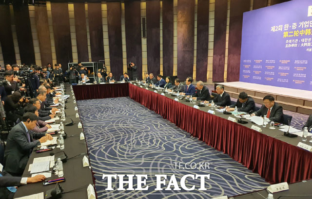 한국과 중국 기업인들이 대화를 나누고 있다. /이성락 기자