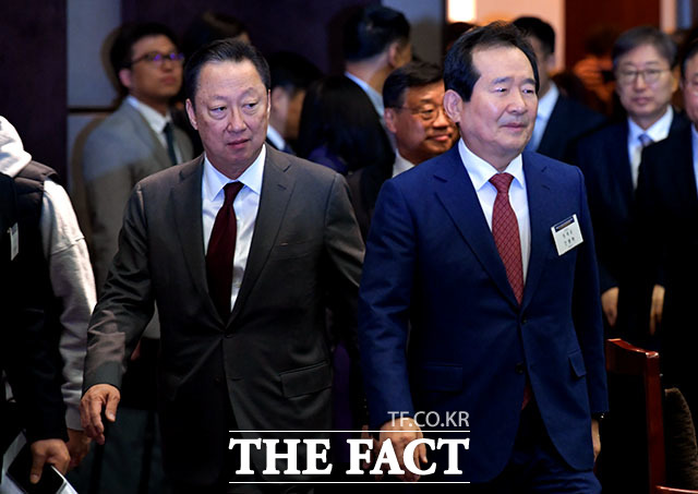 대한상공회의소가 5일 오전 서울 중구 웨스틴조선호텔에서 제2회 한·중 기업인 및 전직 정부 고위인사 대화 행사를 연 가운데 박용만 대한상의 회장(왼쪽)과 한국측 위원장인 정세균 전 국회의장이 입장하고 있다./이덕인 기자