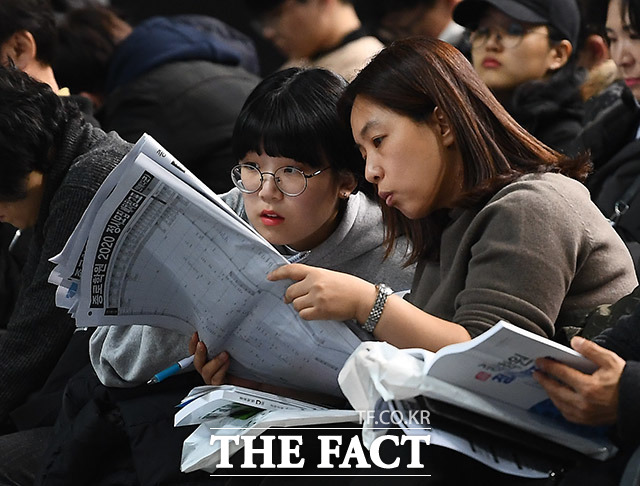 5일 오후 서울 중구 장충체육관에서 열린 종로학원, 2020 정시지원전략 설명회에서 학부모와 학생들이 자료를 살펴보고 있다. /이동률 기자