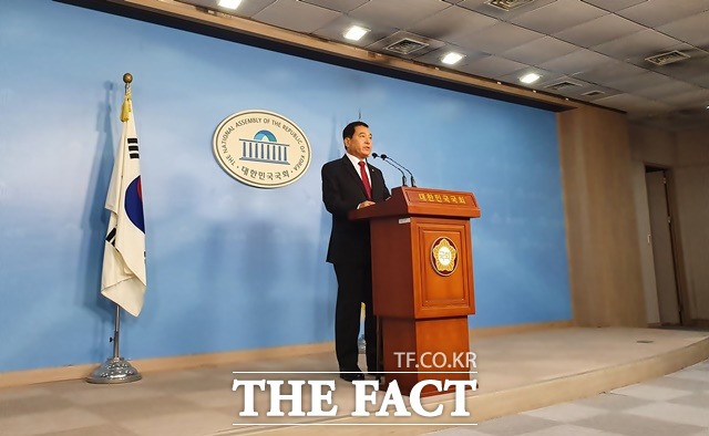 심재철 자유한국당 의원이 5일 오전 국회 정론관에서 기자회견을 열고 차기 원내대표 경선에 출마한다고 선언했다. 심 의원은 그동안 몸을 아끼지 않고 싸워본 사람이, 싸울 줄 아는 사람이 내년 총선의 선봉장이 되어야 한다고 강조했다. /국회=허주열 기자