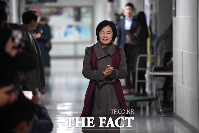 법무부 장관으로 내정된 추미애 더불어민주당 의원이 5일 오후 서울 여의도 국회 의원회관에서 열린 기자회견 장소로 이동하고 있다./국회=남윤호 기자