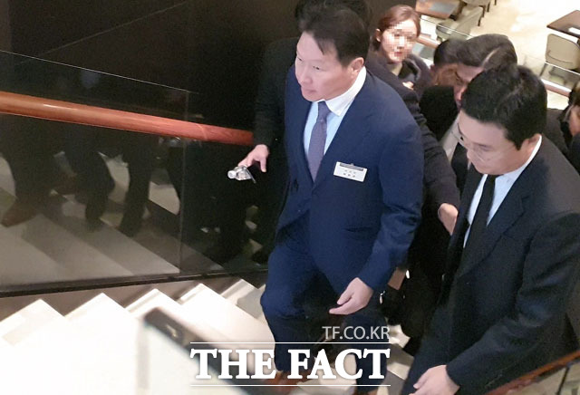 최태원 SK그룹 회장이 5일 오전 서울 웨스틴조선호텔에서 진행된 제2회 한중 기업인 및 전직 정부고위인사 대화에 참석하기 위해 이동하고 있다. /이성락 기자