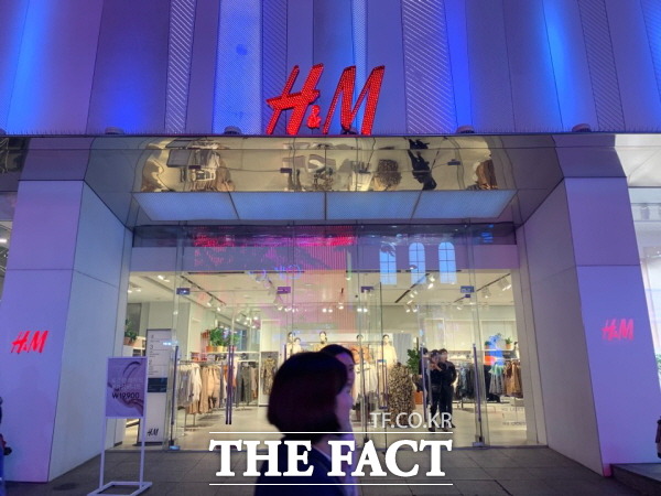 H&M이 의류 대여 사업에 뛰어들며 패션분야 공유 경제에 대한 관심이 높아지고 있다. 사진은 H&M 명동점 모습. /한예주 기자