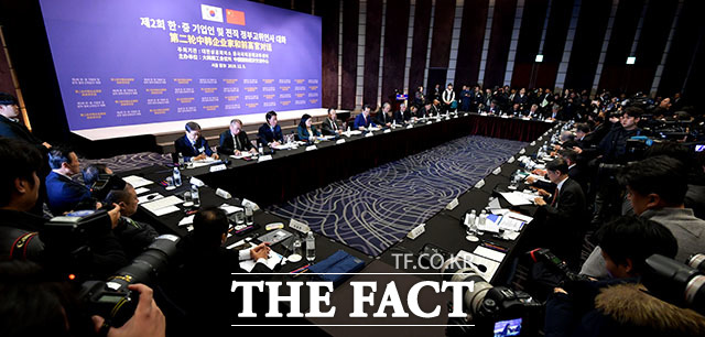 대한상공회의소가 5일 오전 서울 중구 웨스틴조선호텔에서 제2회 한·중 기업인 및 전직 정부 고위인사 대화 행사를 연 가운데 참석자들이 토론을 준비하고 있다./이덕인 기자