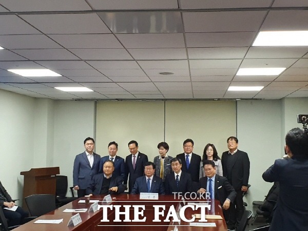 더불어민주당 검찰공정수사촉구특별위원회가 5일 오전 1차 회의를 갖고 6일 검·경 관계자를 불러 이른바 고래고기 환부 사건과 전 청와대 수사관 사망 사건의 경위를 파악키로 했다. 특검 추진 여부와 검찰청 방문은 차후 추진한다. 집권여당의 검찰 압박으로 비춰질 수 있다는 지적이 나온다. /국회=박숙현 기자