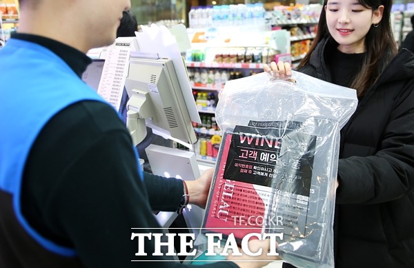 GS리테일이 운영하는 편의점 GS25가 5일부터 와인 당일 예약 서비스를 시작한다고 밝혔다. /GS리테일 제공