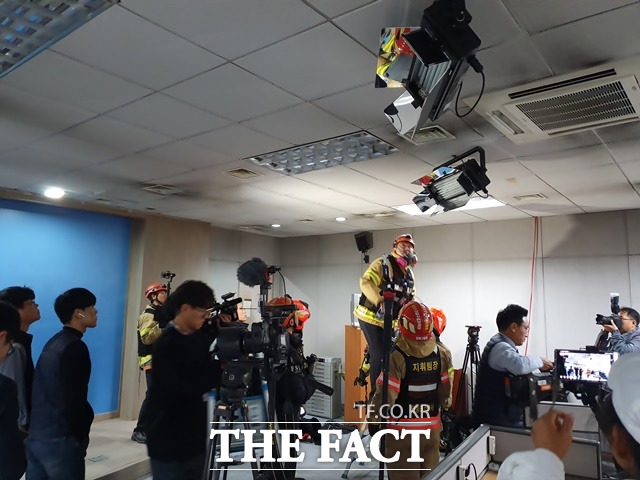 5일 오후 3시께 국회 기자회견장에서 타는 냄새와 연기가 나 출동한 소방관들이 화재 원인을 조사 중이다. /국회=허주열 기자