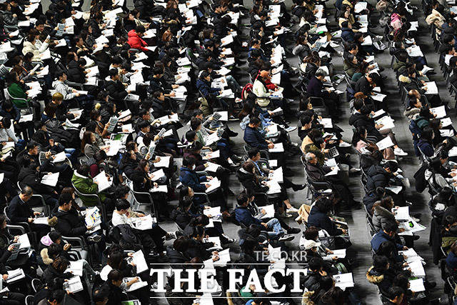 5일 오후 서울 중구 장충체육관에서 열린 종로학원, 2020 정시지원전략 설명회에서 학부모와 학생들이 배치표를 살펴보고 있다. /이동률 기자