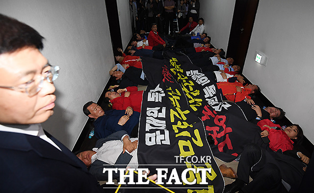 지난 4월 선거제 개혁안 패스트트랙이 지정되자 한국당 의원들이 복도에 누워 시위하던 모습. /이새롬 기자
