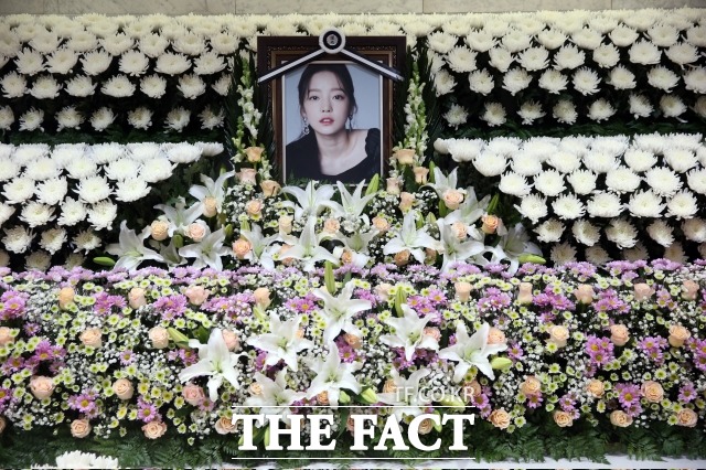 25일 오후 서초구 가톨릭대학교 서울성모병원 장례식장에 故구하라의 빈소가 마련된 가운데 영정 사진이 보이고 있다. /사진공동취재단