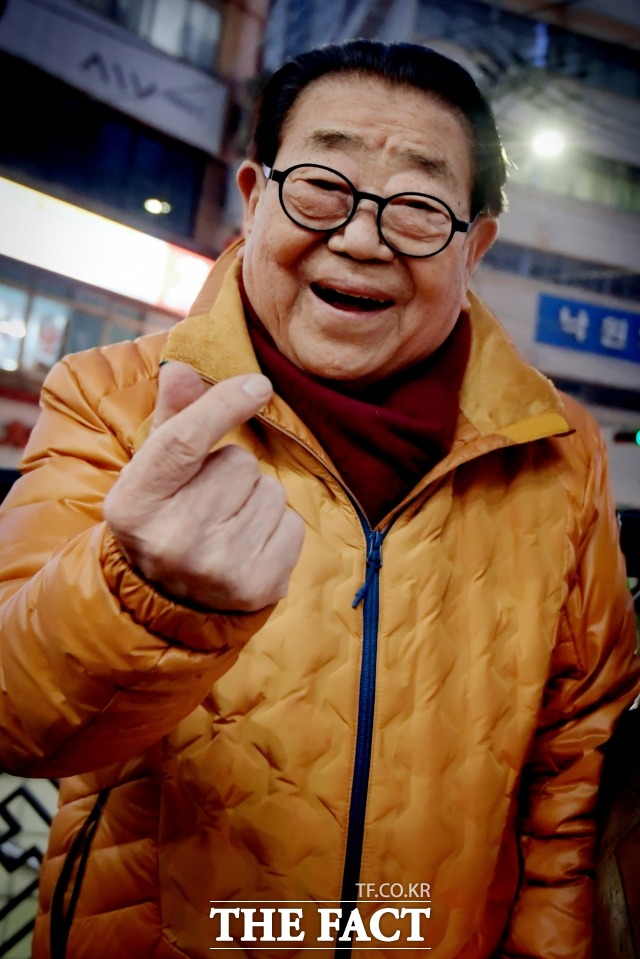 전국 노래자랑에서 출연진들의 나이가 알려져 올해 93세를 맞는 MC 송해의 나이도 주목받았다. 방송인 송해가 올해 1월 오후 서울 종로구 낙원동 인근 송해길에서 더팩트와의 인터뷰를 갖고 포즈를 취하고 있다. /이선화 기자