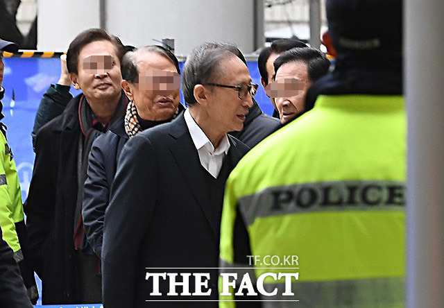 다스 자금 횡령과 뇌물수수 의혹을 받고 있는 이명박 전 대통령이 9일 오후 서울 서초구 서울고등법원에서 열린 항소심 37차 공판에 출석하고 있다. /이동률 기자